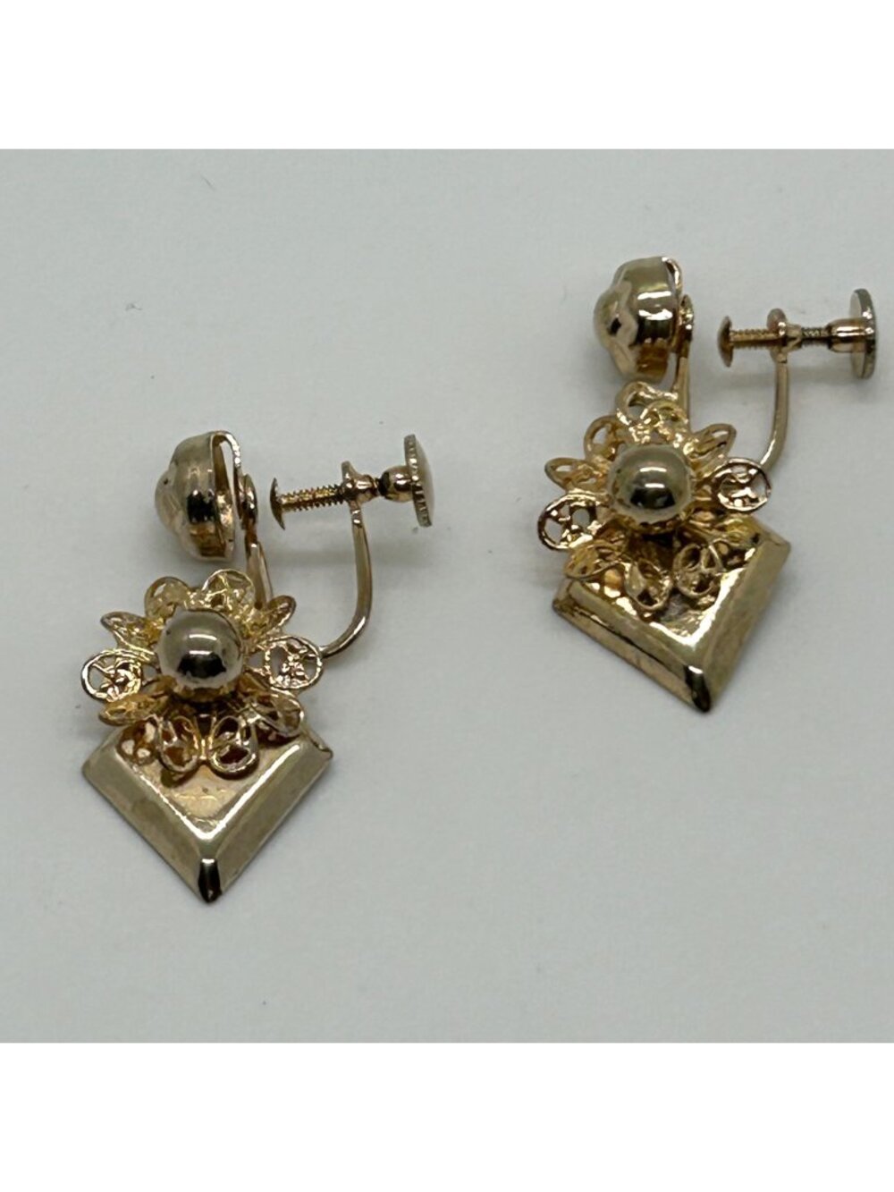 Vintage 1940s Gold Tone Filigree Flower Dangle Drop Screw Back Earrings Jewelry